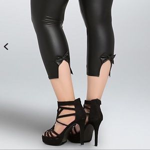 Shiny faux leather crop legging with bow accent